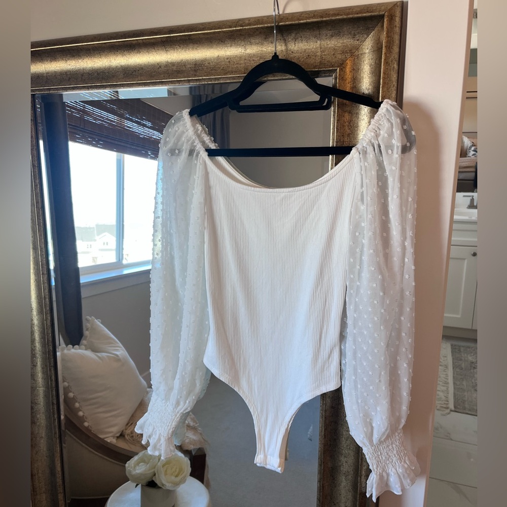 Cute bodysuit with lace sleeves